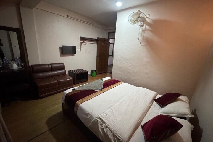 Room 27 of 61