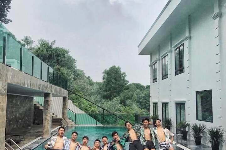 Pool 33 of 48