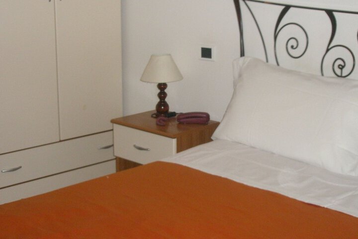 Room 3 of 33