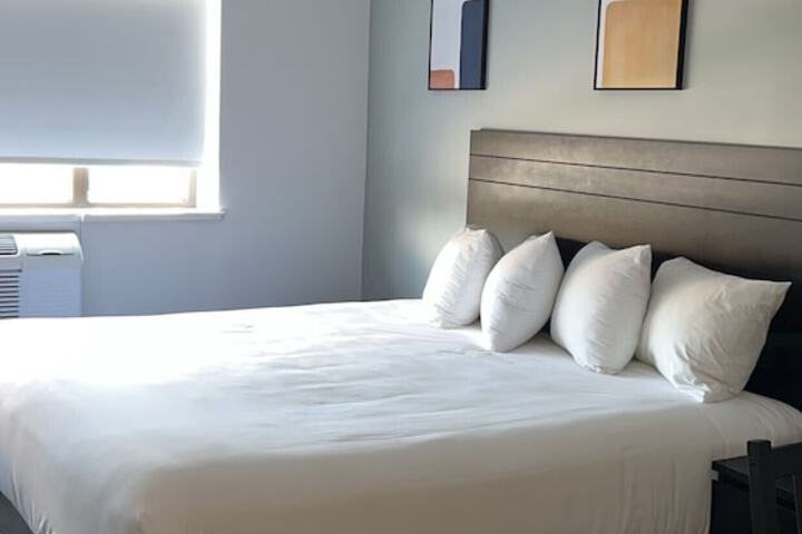 1 King Bed (8 of 20)