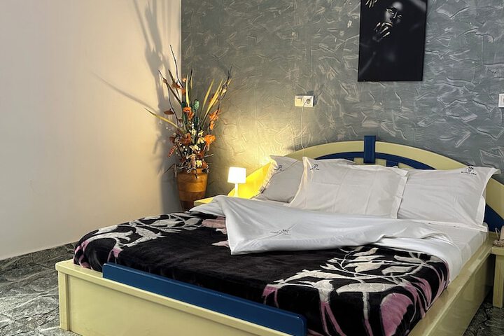 Room 83 of 307