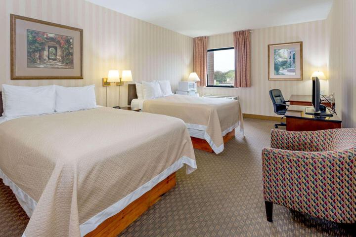 2 Double Beds (4 of 5)