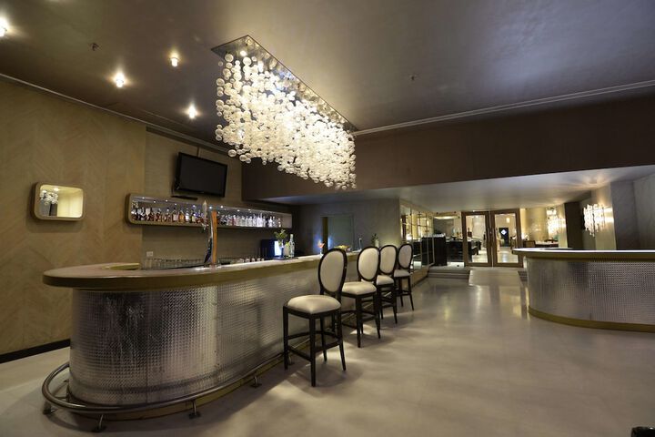 Lounge 102 of 133