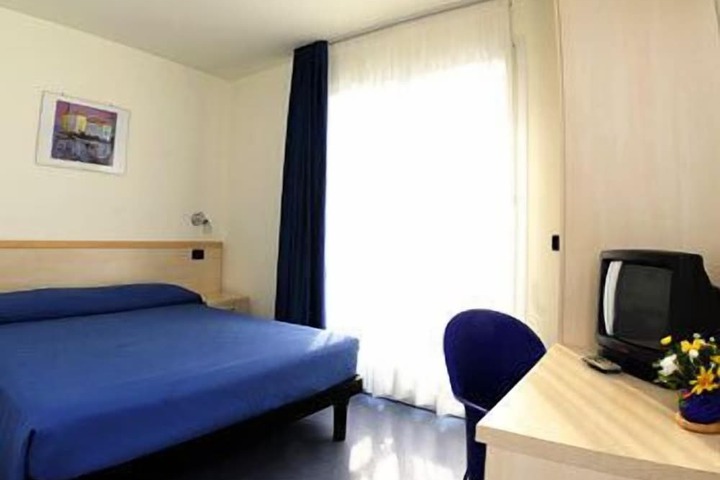 Room 7 of 33