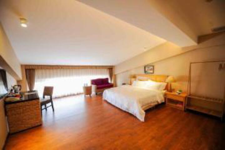 Room 4 of 6