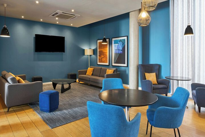 Lounge 48 of 51