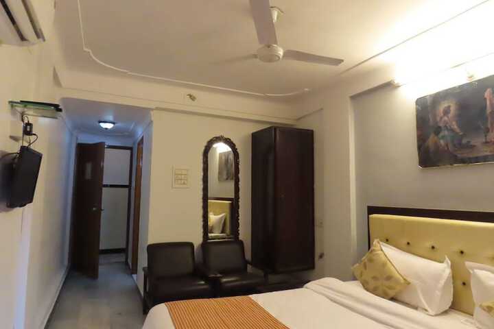 Room 12 of 26