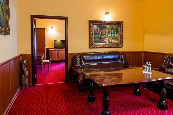 Room 10 of 43