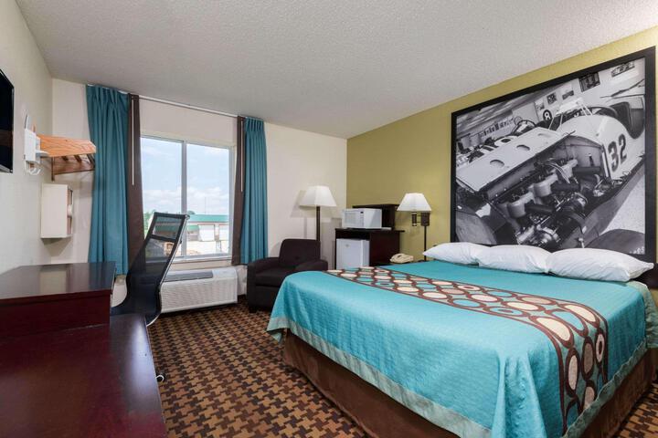 1 Queen Bed (3 of 4)