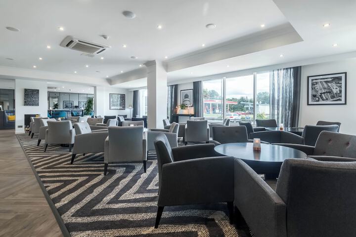 Lounge 102 of 149