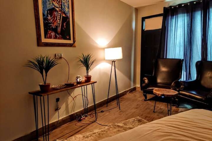 Room 6 of 16