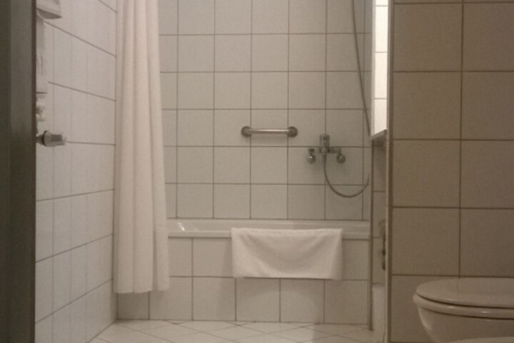Room 28 of 51