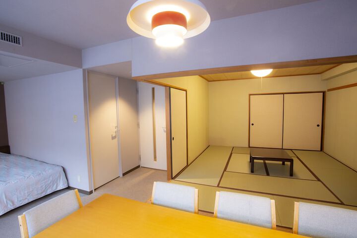 Room 27 of 108