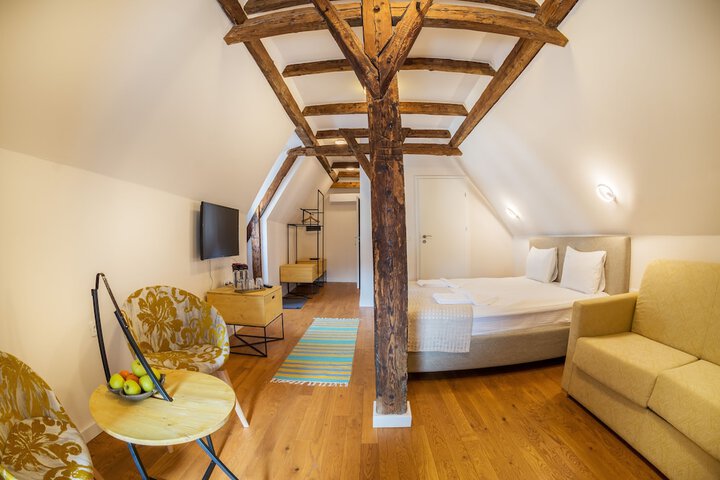 Room 9 of 28