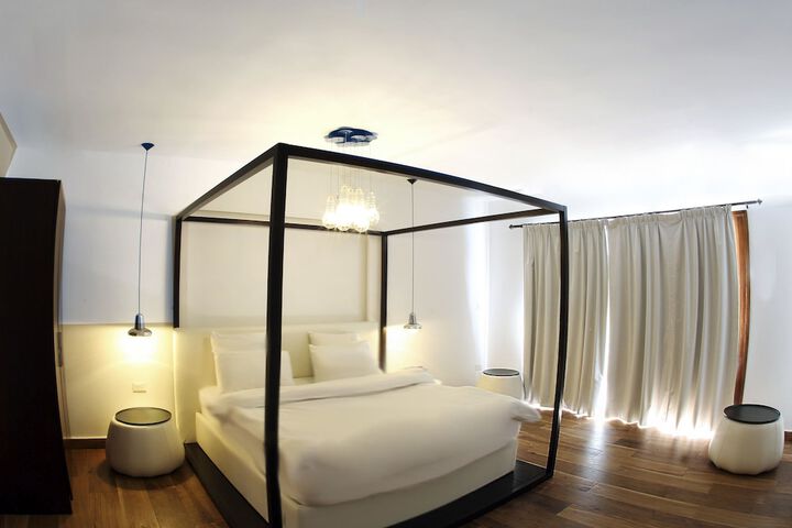 Room 8 of 50