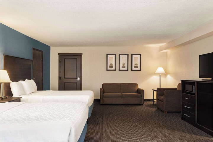 2 Double Beds Mobility Accessible Pool View (4 of 14)