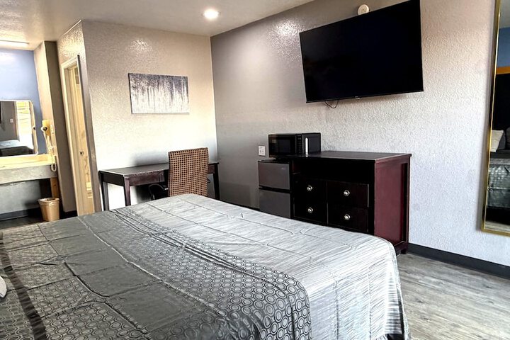 Room 9 of 32