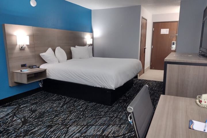 1 King Bed (5 of 5)