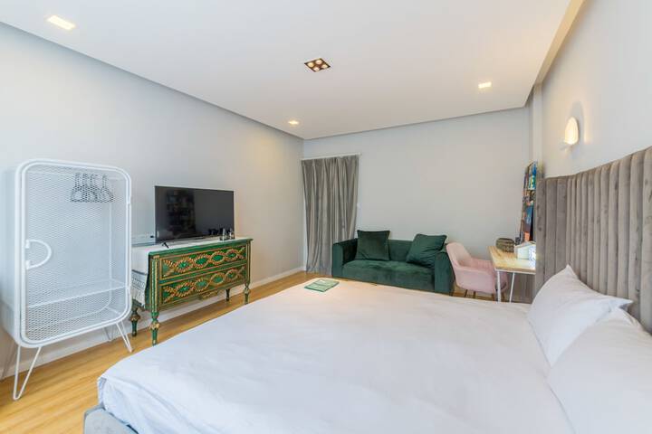 Room 4 of 28