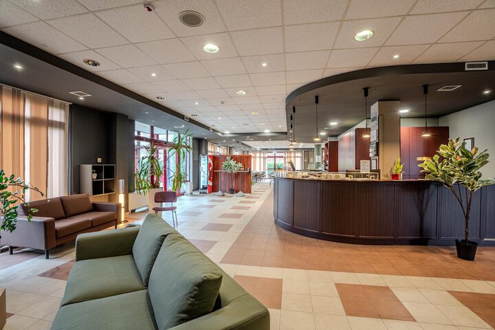 Entrance & Lobby