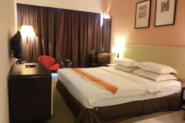 Room 10 of 28