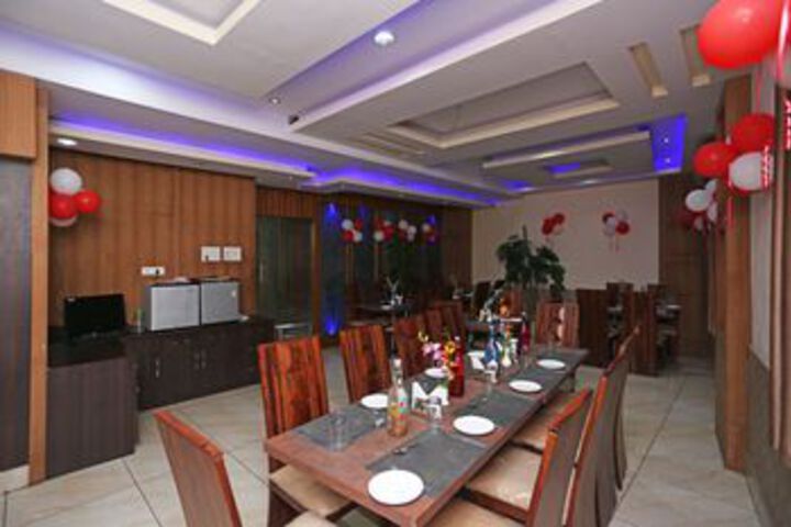 Dining 31 of 33