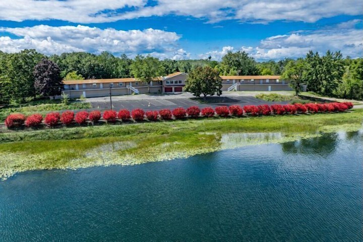 Fox Lakeview Lodge in Angola, IN