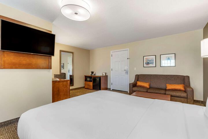 1 King Bed 1 Queen Bed Accessible (11 of 11)