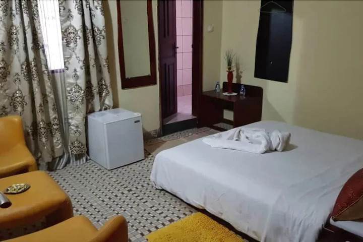 Room 8 of 9