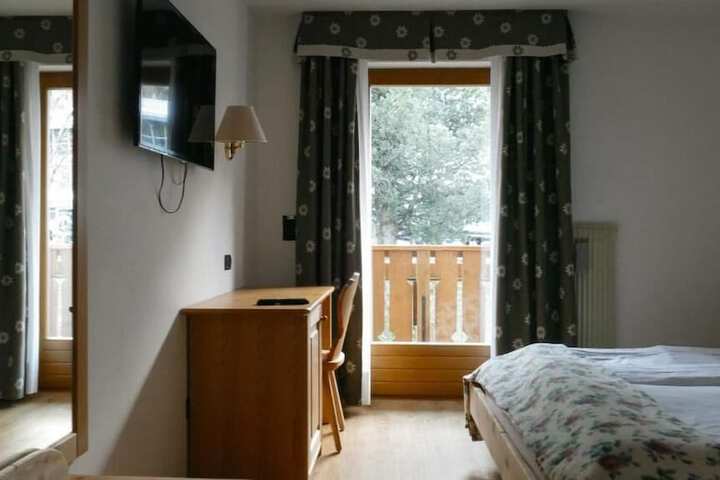 Room 4 of 10