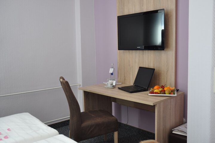 Room 17 of 38
