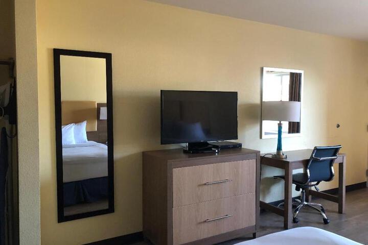 1 King Bed (7 of 7)