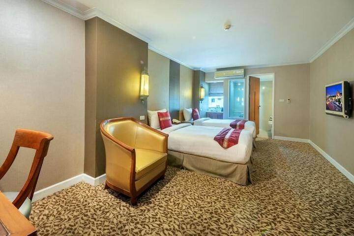 Room 33 of 49