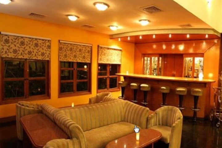 Lounge 35 of 58