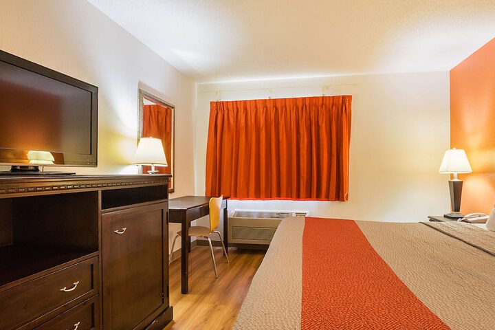 1 King Bed (8 of 13)