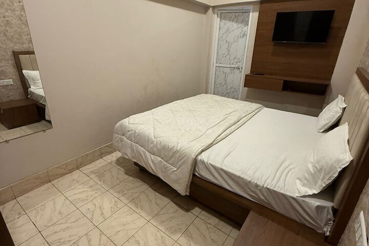 Room 5 of 14