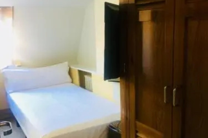 Room 3 of 6