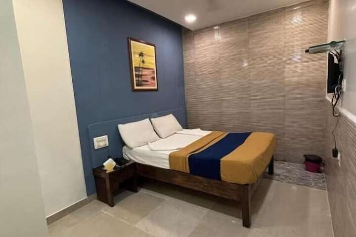 Room 5 of 10