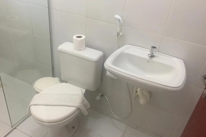Room 7 of 12