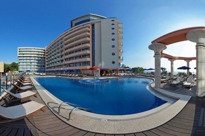 Hotel with Pool