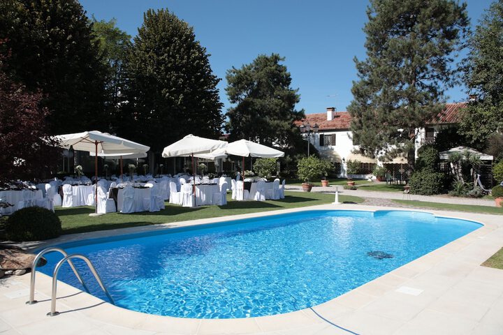 Hotel Pool