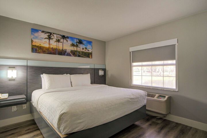 1 King Bed (10 of 39)