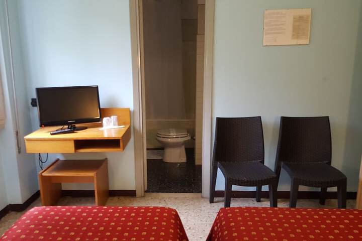 Room 9 of 34