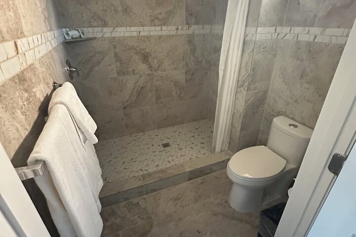 Room 5 of 8