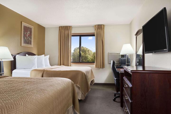 1 Queen Bed (5 of 17)
