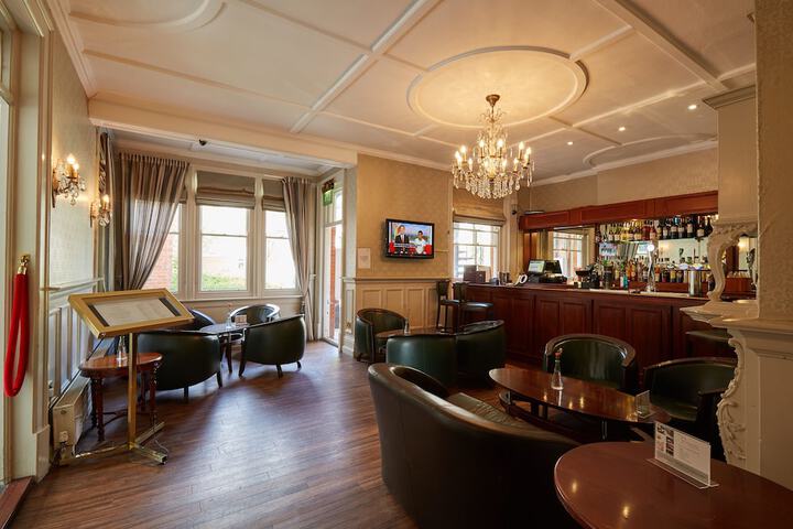 Lounge 98 of 142