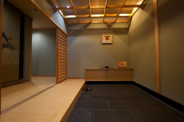 Room 10 of 32