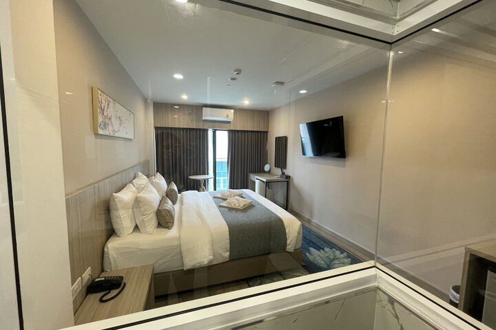Room 11 of 27