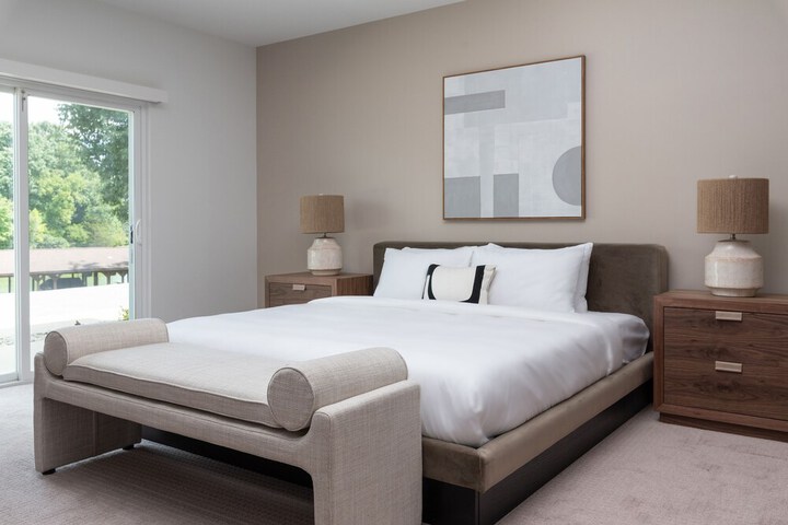 Deluxe Room 1 King Bed Balcony Self Check in with Virtual Front Desk (22 of 36)