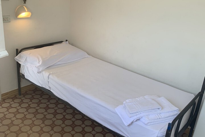 Room 6 of 11